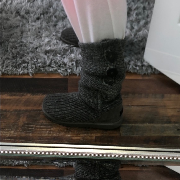UGGS - Picture 3 of 3